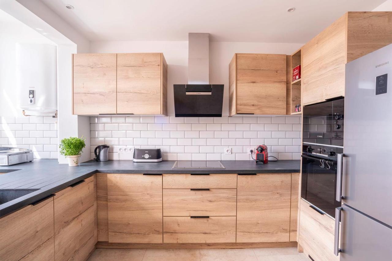 Spacious And Bright 85 M Near Downtown Apartment